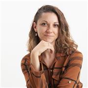 Formatrice et Designer Graphique indépendante depuis 10ans, j'enseigne les arts et logiciels graphiques (suite Adobe) aux adultes